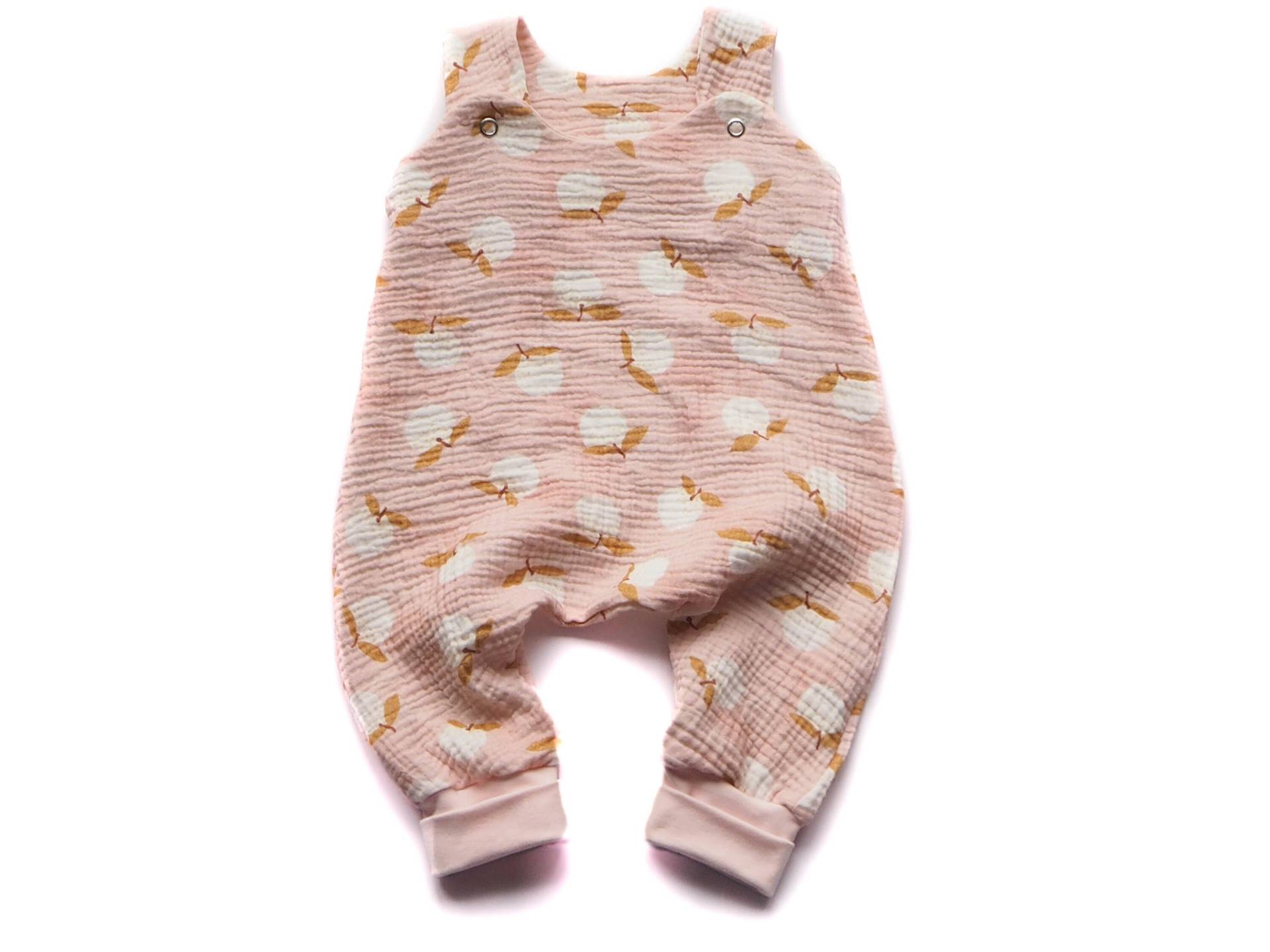 Latzhose Musselin Rosa Äpfel Geburt Baby Strampler Latzhose Musselin Rosa Äpfel Geburt Baby Strampler von HerzenskinderDesign