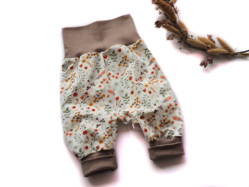 Pumphose Baby Blumen Federn Geburt von HerzenskinderDesign