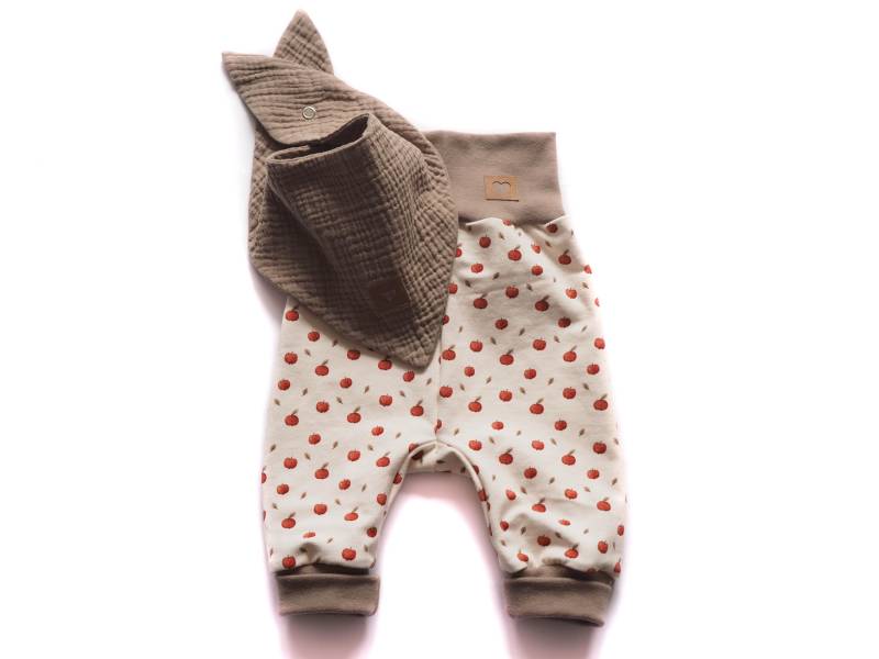 Pumphose Halstuch Musselin Äpfel Geburt Baby von HerzenskinderDesign