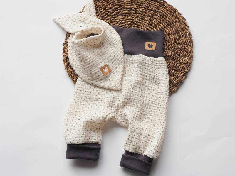 Pumphose Halstuch Musselin Beige Geburt Baby Taufe von HerzenskinderDesign