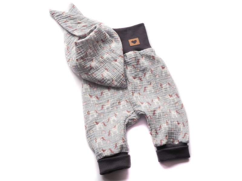 Pumphose Halstuch Musselin Einhorn Regenbogen Geburt Baby Taufe Pumphose Halstuch Musselin Einhorn Regenbogen Geburt Baby Taufe von HerzenskinderDesign