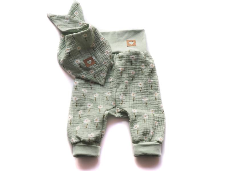 Pumphose Halstuch Musselin Lindgrün Daisy Geburt Baby von HerzenskinderDesign