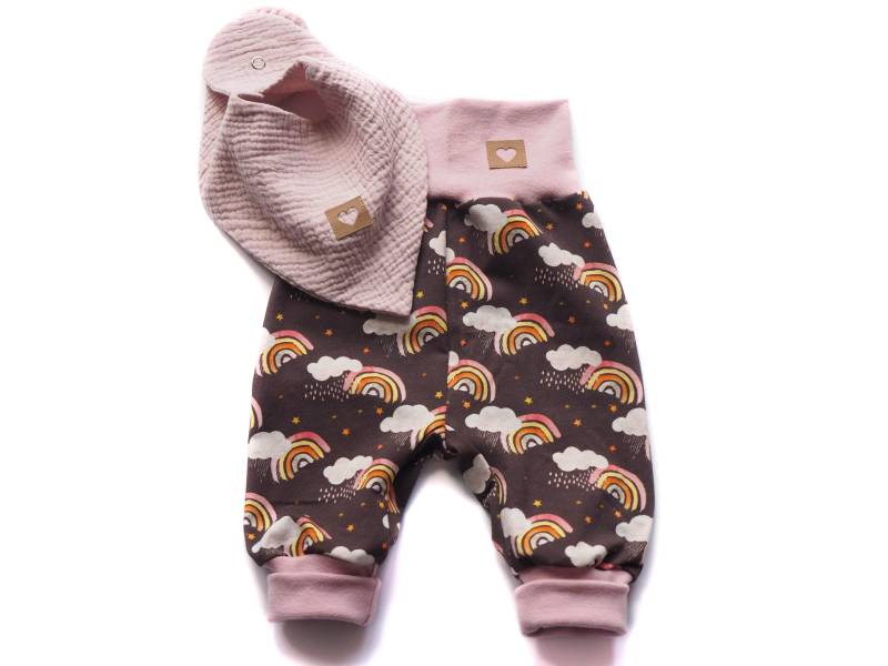 Pumphose Halstuch Musselin Regenbogen Geburt Baby Pumphose Halstuch Musselin Regenbogen Geburt Baby von HerzenskinderDesign