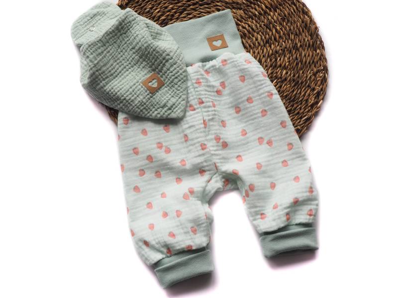 Pumphose Halstuch Musselin Windelstoff Erdbeeren von HerzenskinderDesign