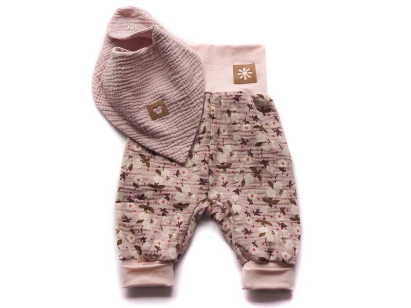 Pumphose Halstuch Rosa Blumen Geburt Baby von HerzenskinderDesign