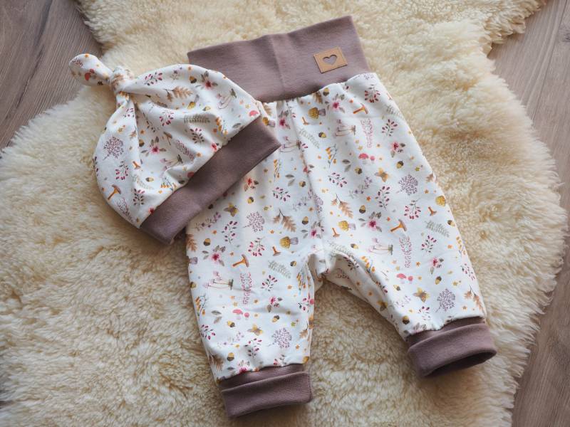 Pumphose Mütze Blumen Geburt Baby von HerzenskinderDesign