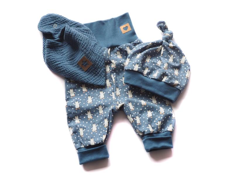 Pumphose Mütze Pinguine Geburt Baby von HerzenskinderDesign