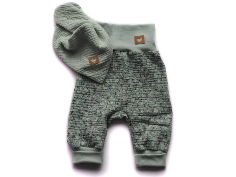 Pumphose Musselin Blumen Grün Geburt Baby von HerzenskinderDesign