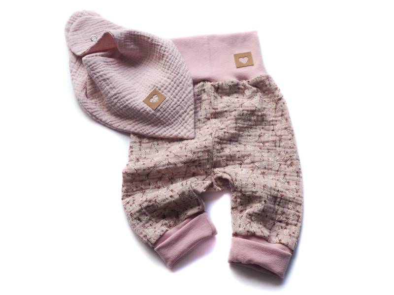 Pumphose Musselin Blumen Rosa Geburt Baby von HerzenskinderDesign
