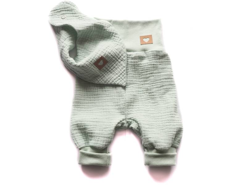 Pumphose Musselin Lindgrün Geburt Baby von HerzenskinderDesign