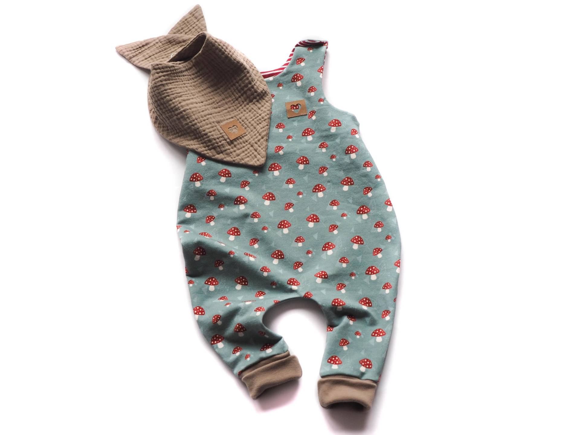 strampler Fliegenpilz Geburt Baby von HerzenskinderDesign
