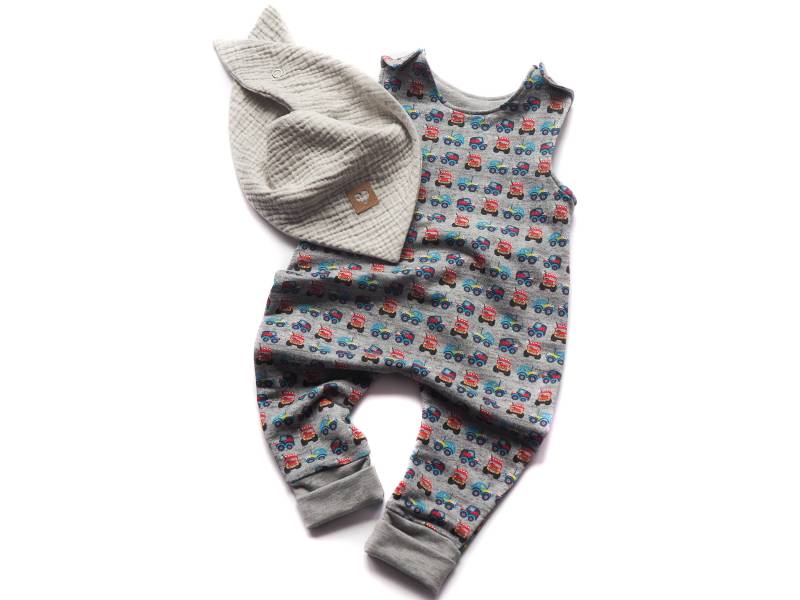 strampler Latzhose Autos Geburt Baby von HerzenskinderDesign