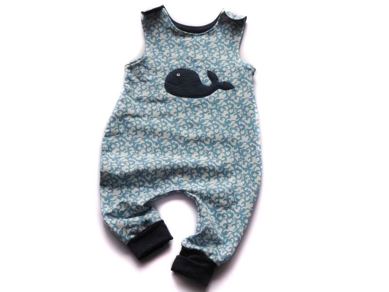 strampler Latzhose Blau Wal Geburt Baby von HerzenskinderDesign