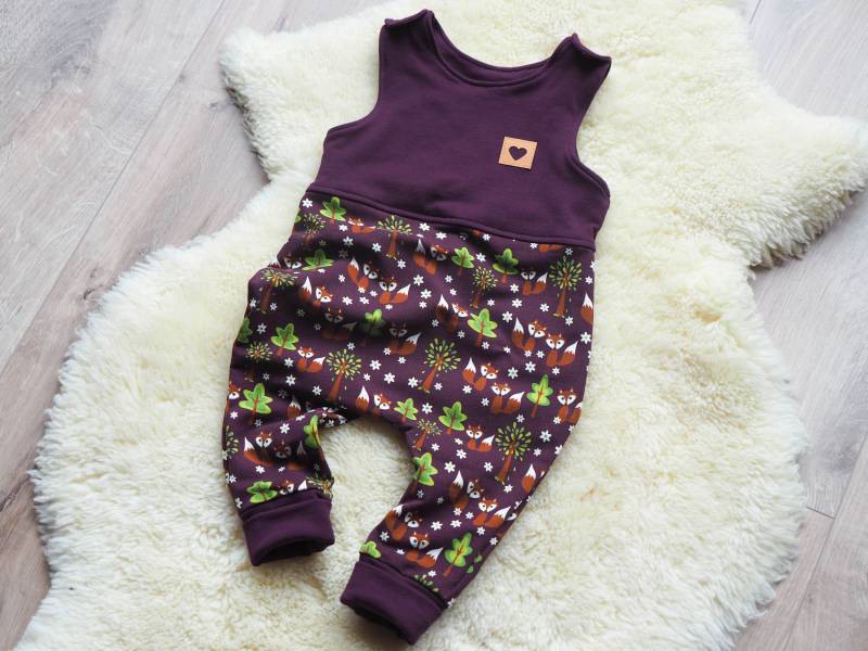 strampler Latzhose Füchse Geburt Baby von HerzenskinderDesign