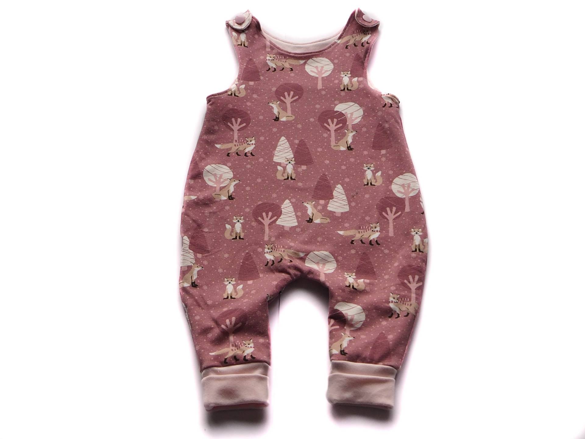 strampler Latzhose Reh Geschenk Geburt Baby von HerzenskinderDesign