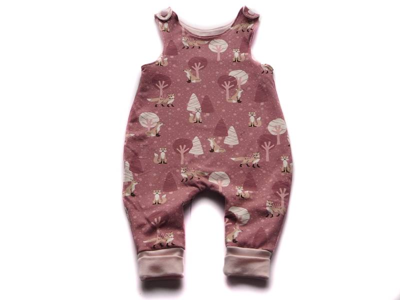 strampler Latzhose Reh Geschenk Geburt Baby von HerzenskinderDesign