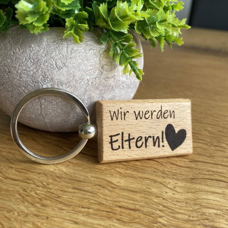 Schlüsselanhänger Mit Gravur Wir Werden Eltern Geburt Überraschung Geschenk Personalisiert Nachhaltig Geschenkidee in Deutschland von Herzensmensch24
