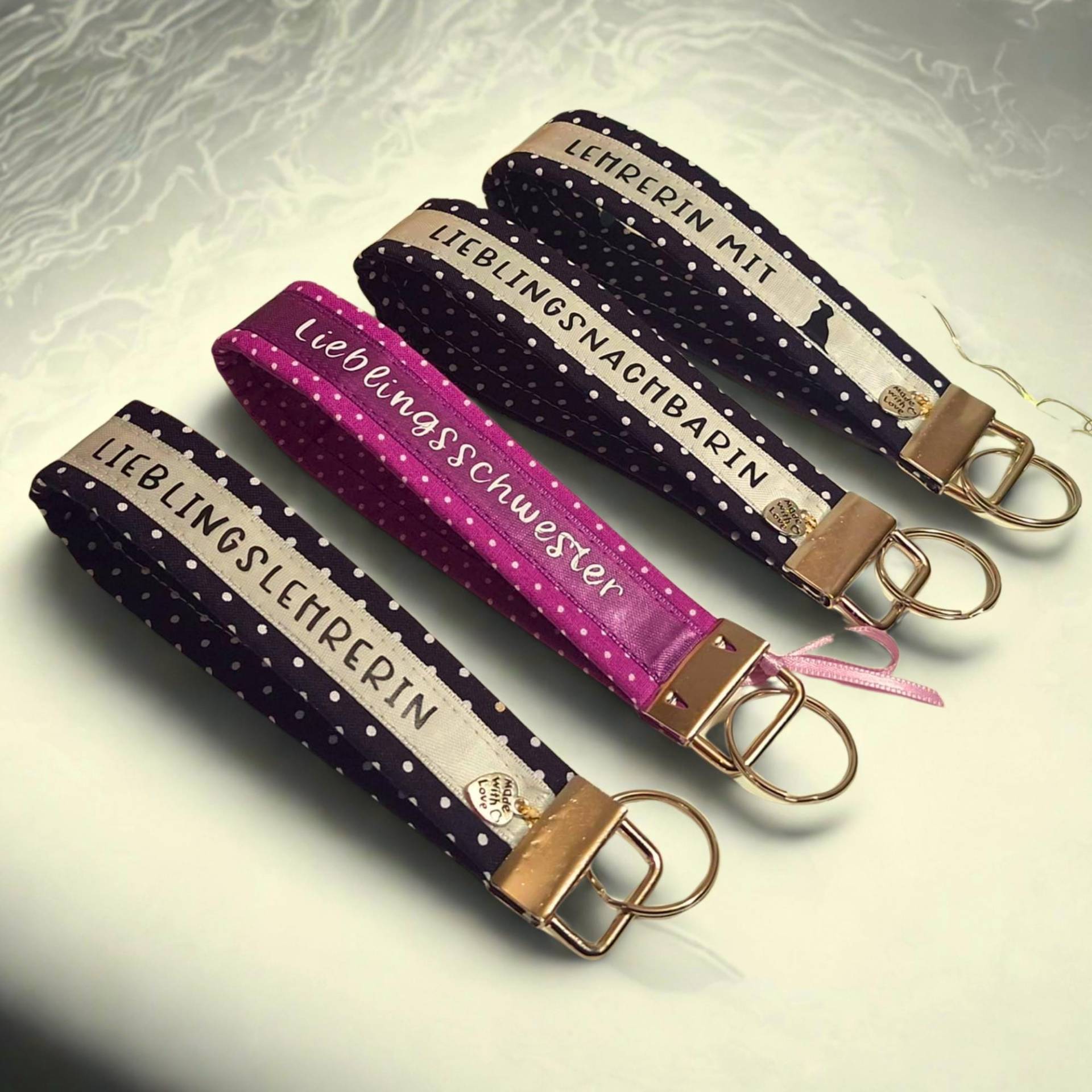 Schlüsselanhänger Personalisiert - Taschenanhänger Mit Name | Geschenk Für Mama, Kollegin, Lehrerin, Freundin Taschen Accessoires Schlüsselanhänger Personalisiert - Taschenanhänger Mit Name | Geschenk Für Mama, Kollegin, Lehrerin, Freundin Taschen Accessoires von Herzerlglueck