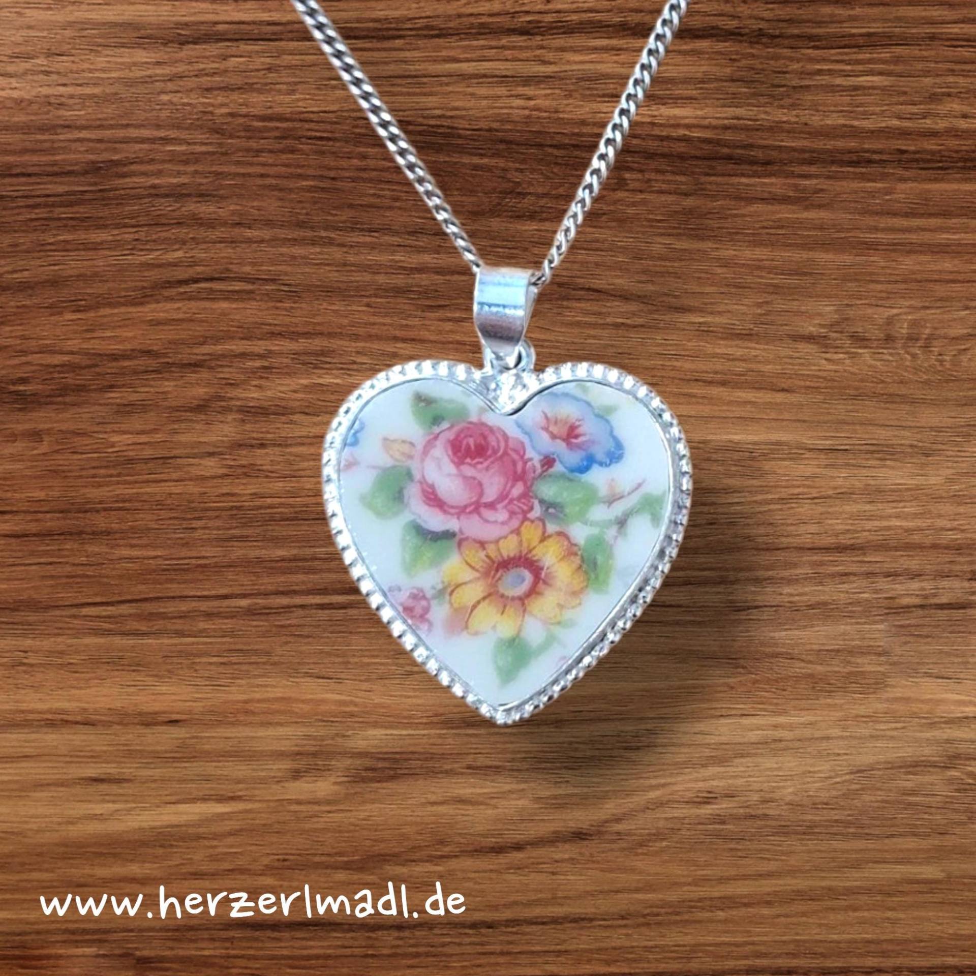 Kettenanhänger Porzellan Herz 25mm 925 Silber in Perlfassung Dirndl Einzelstück, Liebe, Geschenkidee, Weihnachten, Schmuck von Herzerlmadl
