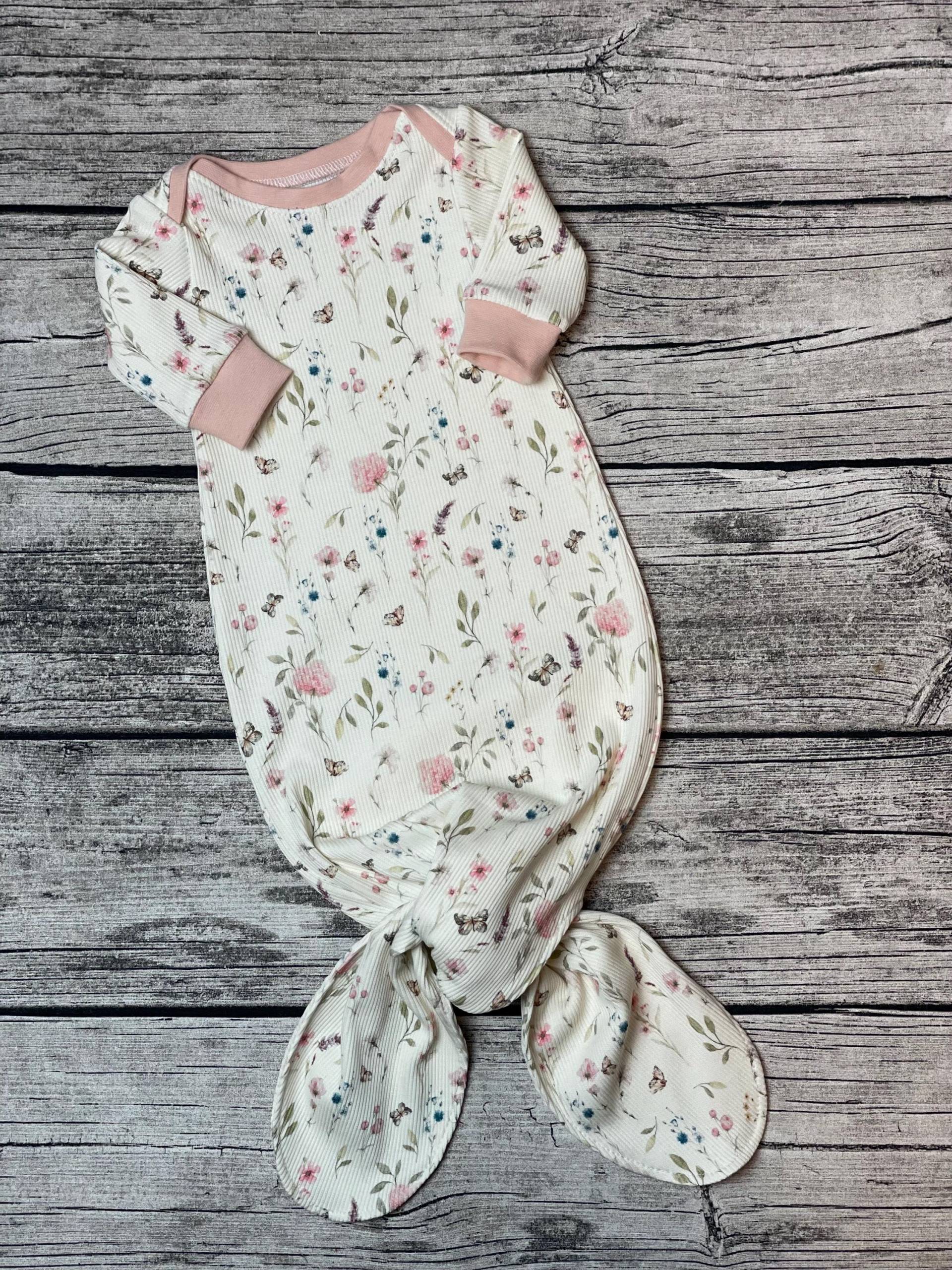 Baby Puckstrampler Mit Knoten Bekannt Aus Den Usa, Strampler, Body Knoten, Pucken, Schlafsack, Newborn, Geburt, Geschenkidee von Herzgebobbelt