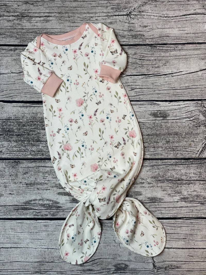 Baby Puckstrampler Mit Knoten Bekannt Aus Den Usa, Strampler, Body Knoten, Pucken, Schlafsack, Newborn, Geburt, Geschenkidee von Herzgebobbelt