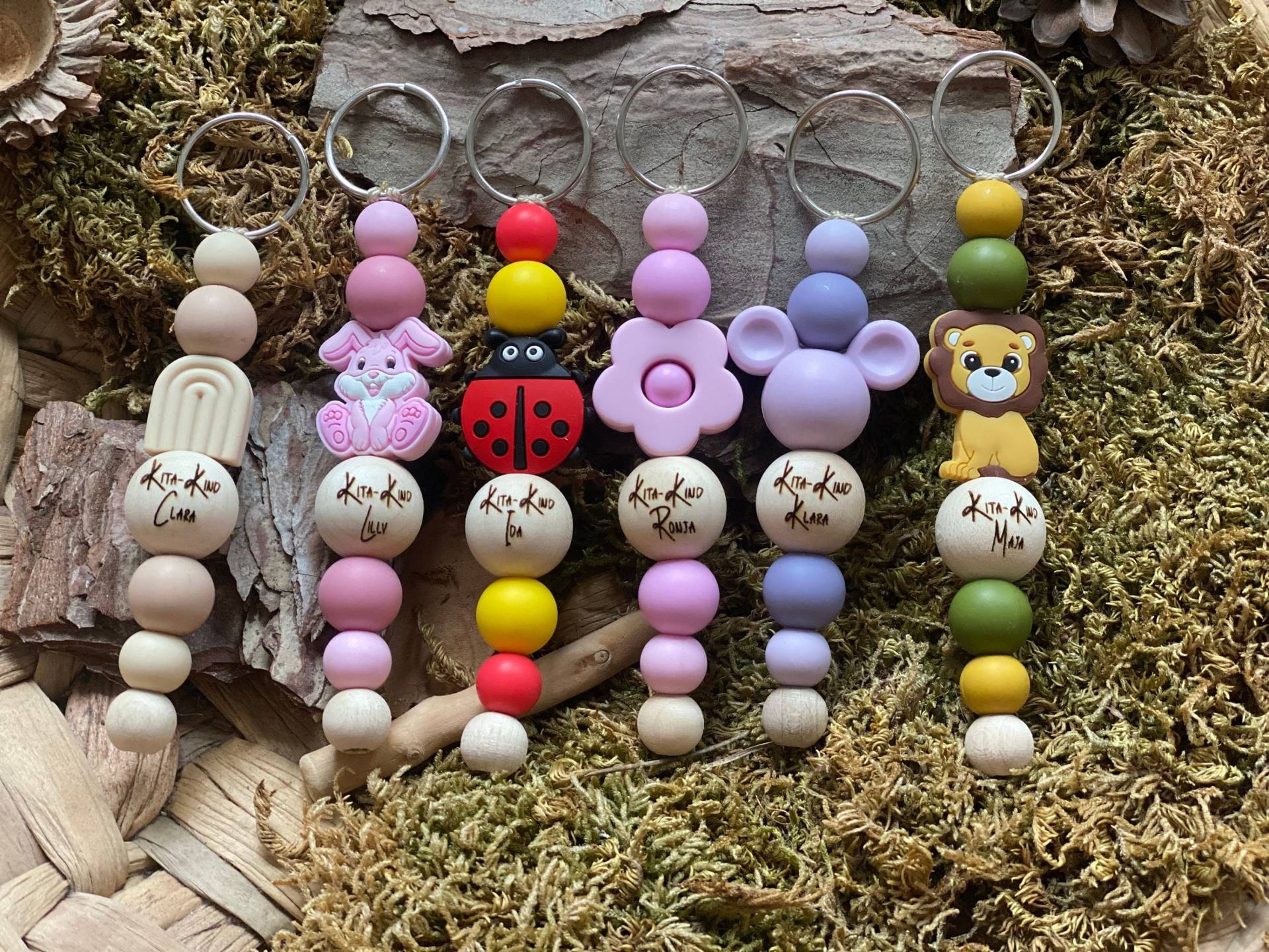 Anhänger Kitakind, Schulkind, Rucksack, Tornister, Einschulung, Mit Name, Personalisiert, Lasergravur, Silikonperlen, Holzperlen Anhänger Kitakind, Schulkind, Rucksack, Tornister, Einschulung, Mit Name, Personalisiert, Lasergravur, Silikonperlen, Holzperlen von HerzgemachtDesign