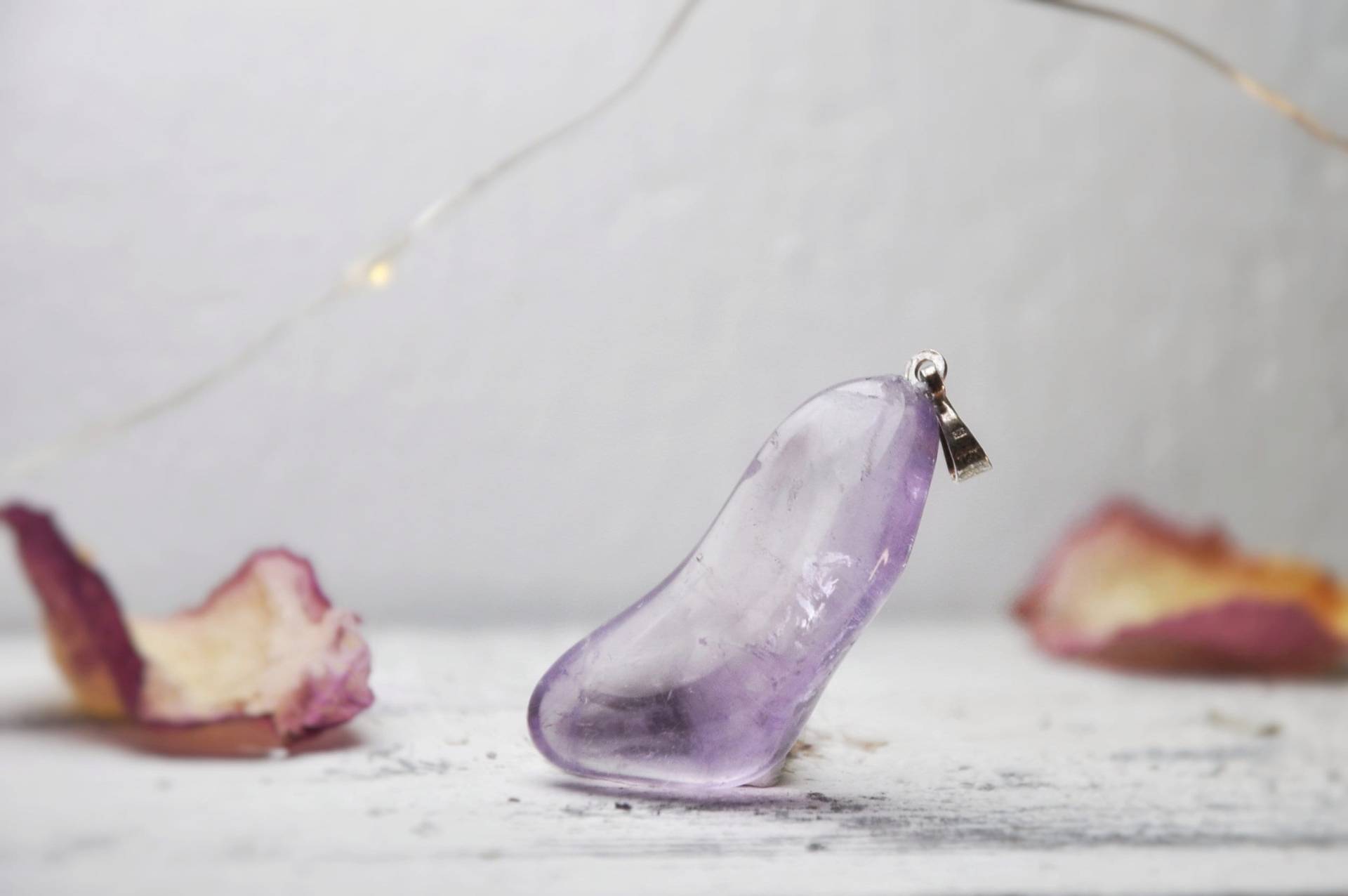 Amethyst Anhänger - Freeform Trommelstein Kristallschmuck | Schmuck Heilstein Halskette Herzgöttin Amethyst Anhänger - Freeform Trommelstein Kristallschmuck | Schmuck Heilstein Halskette Herzgöttin von Herzgoettin
