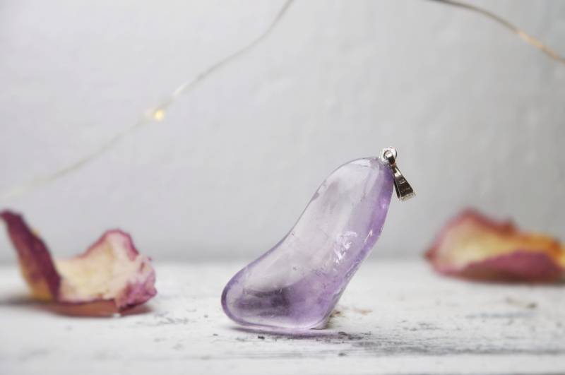 Amethyst Anhänger - Freeform Trommelstein Kristallschmuck | Schmuck Heilstein Halskette Herzgöttin von Herzgoettin