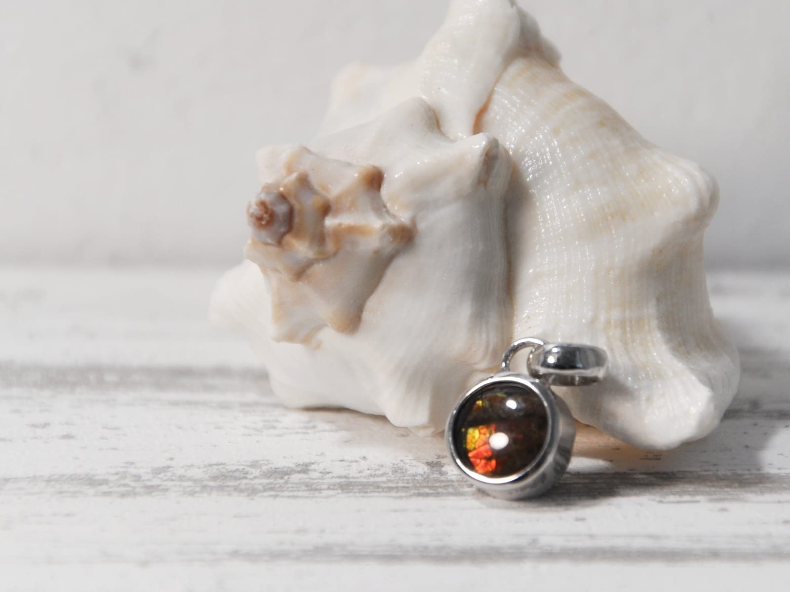 Ammolith Anhänger - Schimmernder Fossilien Edelstein Schmuck | Regenbogen Heilstein Geologie Mineral Versteinerung Herzgöttin Ammolith Anhänger - Schimmernder Fossilien Edelstein Schmuck | Regenbogen Heilstein Geologie Mineral Versteinerung Herzgöttin von Herzgoettin