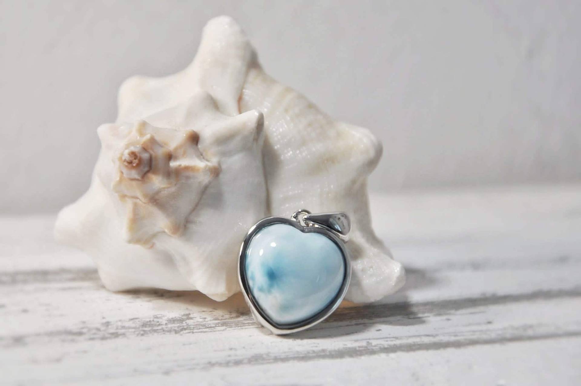 Larimar Anhänger Herz | Seltener Edelstein Mineral Atlantisstein Unikat Heilstein Schmuck Herzgöttin Larimar Anhänger Herz | Seltener Edelstein Mineral Atlantisstein Unikat Heilstein Schmuck Herzgöttin von Herzgoettin
