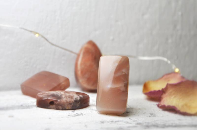 Mondstein - Braune Anhänger in Verschiedenen Formen | Heilstein Kristallschmuck Moon Crystals Herzgöttin Mondstein - Braune Anhänger in Verschiedenen Formen | Heilstein Kristallschmuck Moon Crystals Herzgöttin von Herzgoettin