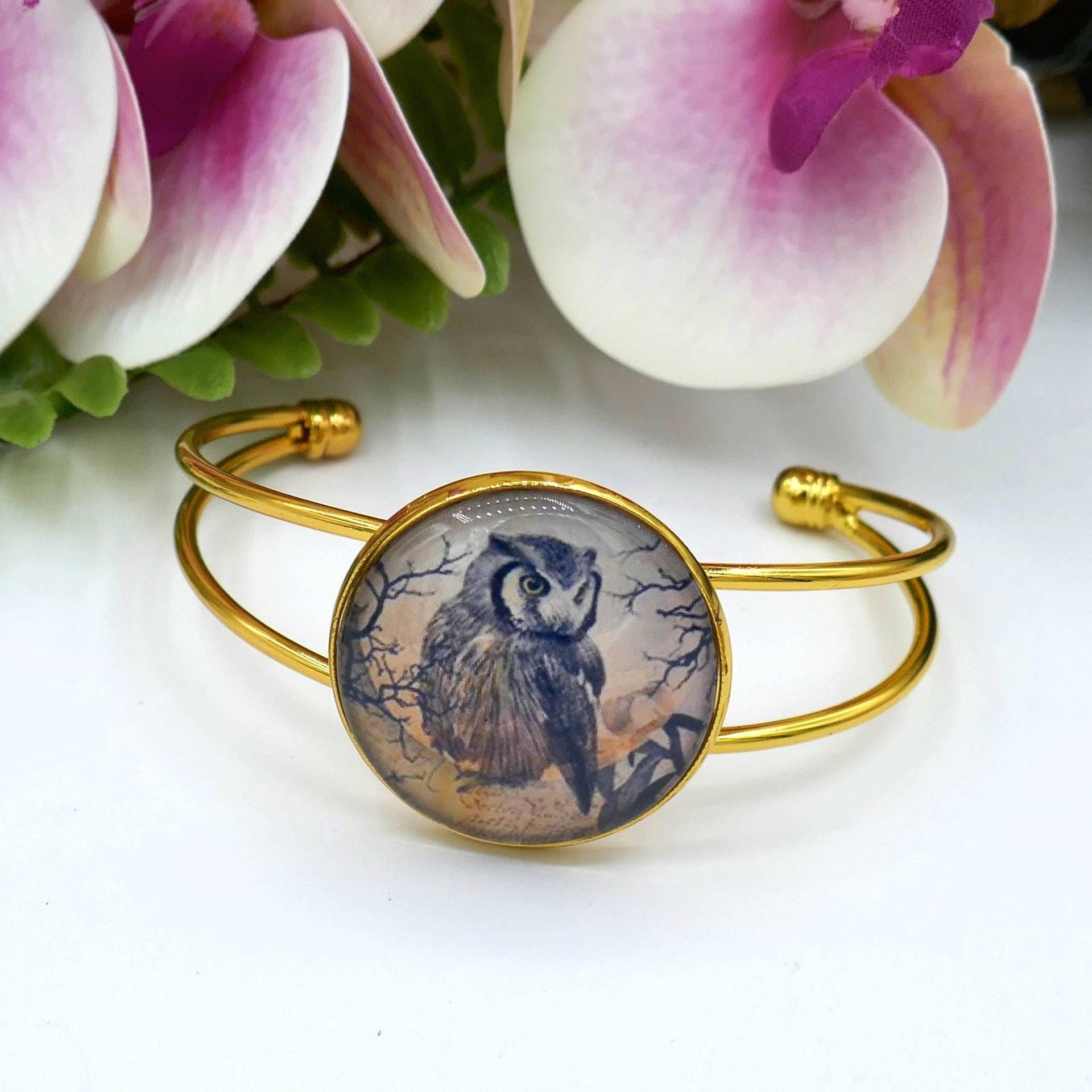 Armreif Cabochonarmreif Goldfarben Mit 30mm Handgefertigtem Glascabochon Motiv Eule Armreif Cabochonarmreif Goldfarben Mit 30mm Handgefertigtem Glascabochon Motiv Eule von Herzhandliebe