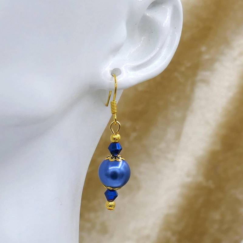 Goldene Ohrhänger Mit Edeler Barocken Glaswachsperle in Blau Goldene Ohrhänger Mit Edeler Barocken Glaswachsperle in Blau von Herzhandliebe