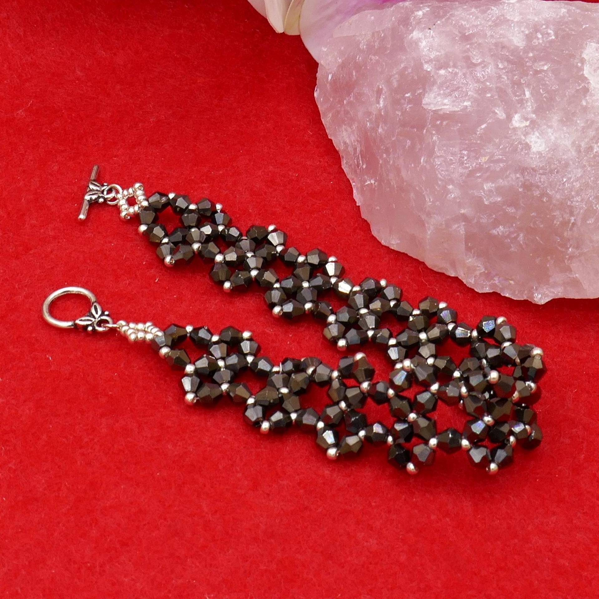 Handgefädelte Silberne Armkette Mit Metallicschwarzen Bicone Glasperlen Und Knebelverschluß Handgefädelte Silberne Armkette Mit Metallicschwarzen Bicone Glasperlen Und Knebelverschluß von Herzhandliebe