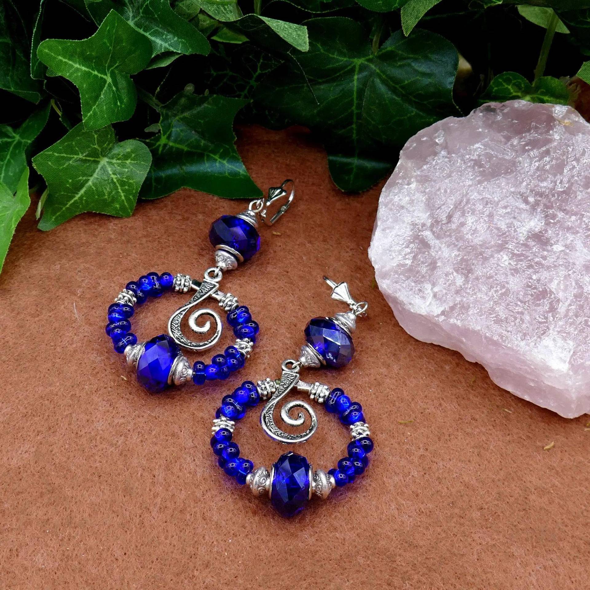 Royalblaue Perlenohringe Creolen Aus Farfalleperlen/Metallperlen Glasschliffrondellen Und Metallanhänger Royalblaue Perlenohringe Creolen Aus Farfalleperlen/Metallperlen Glasschliffrondellen Und Metallanhänger von Herzhandliebe