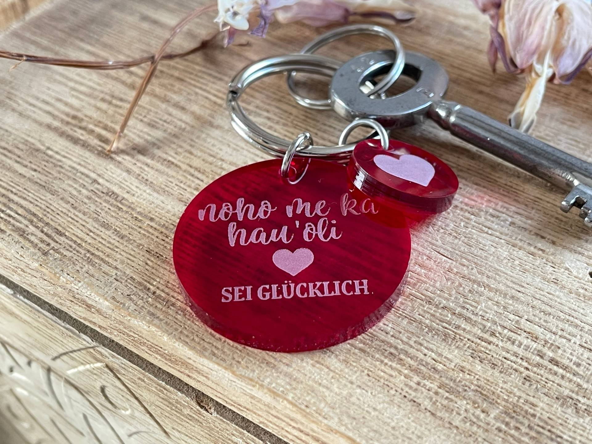 Noho Me Ka Hau'oli Sei Glücklich | Schlüsselanhänger Aus Acryl Noho Me Ka Hau'oli Sei Glücklich | Schlüsselanhänger Aus Acryl von HerzkleeAcryl