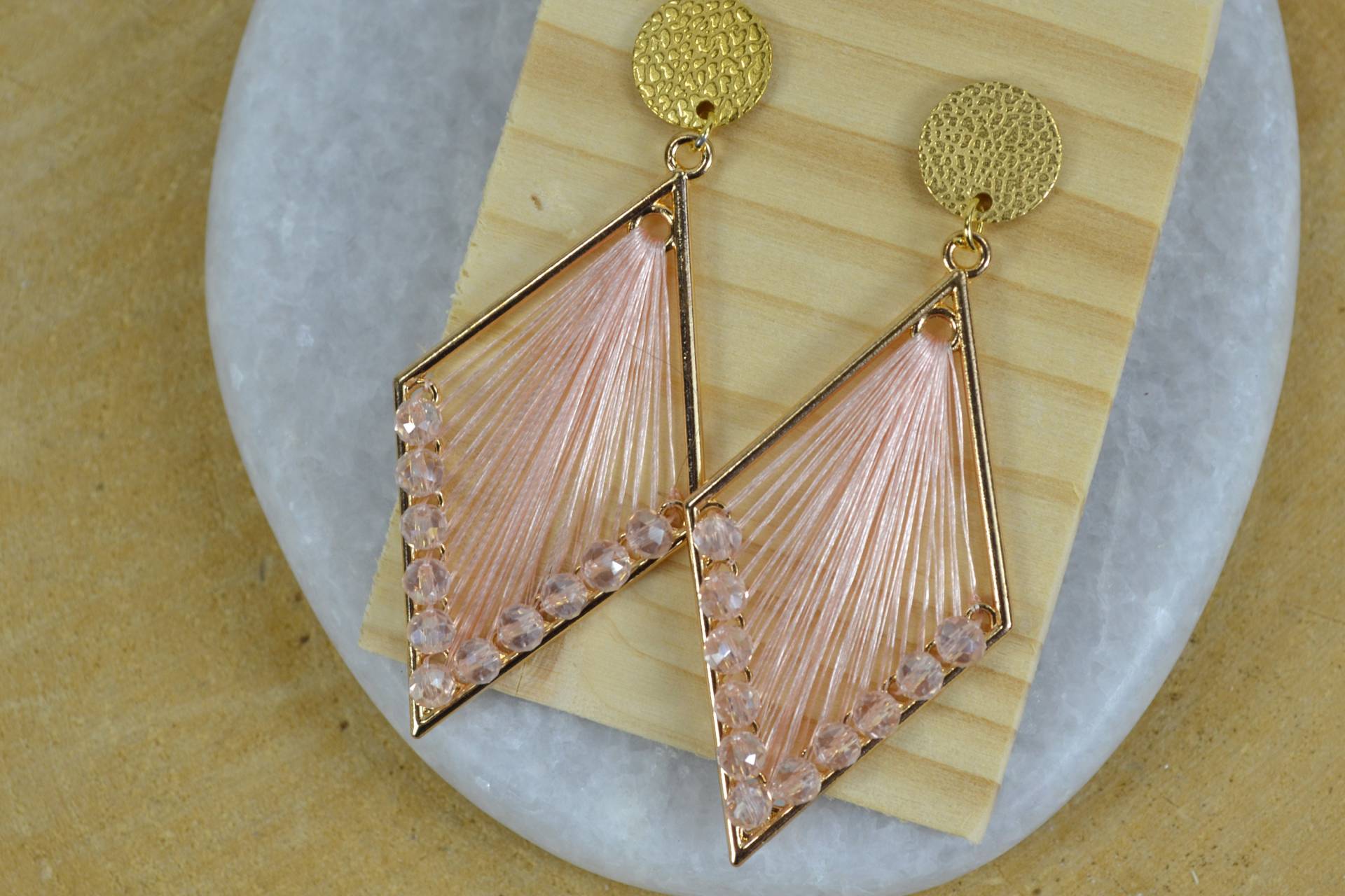 Gefädelte Ohrhänger Mit Perlen - in Rautenform Rosa Gefädelte Ohrhänger Mit Perlen - in Rautenform Rosa von Herzlichaufgebrezelt