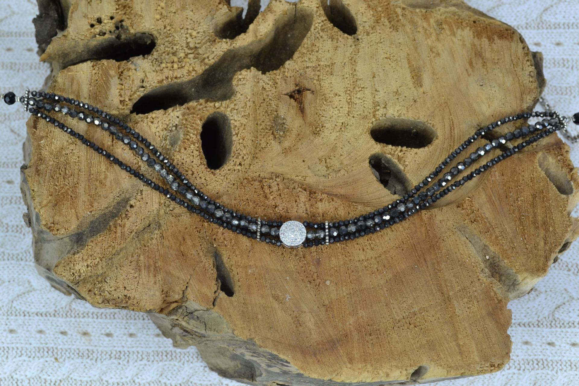 Kropfkette „Glitzerteller" - Gräulich/Schwarz Kropfkette „Glitzerteller" - Gräulich/Schwarz von Herzlichaufgebrezelt