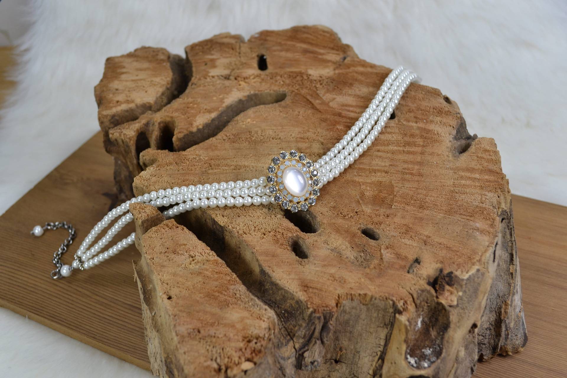 Kropfkette „Perliger Strasskranz" - Dreireihig Mit 4mm Perlen Kropfkette „Perliger Strasskranz" - Dreireihig Mit 4mm Perlen von Herzlichaufgebrezelt