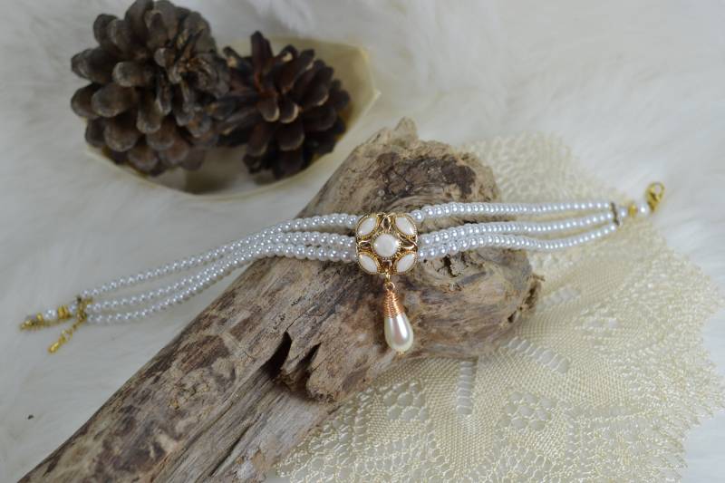 Kropfkette „Selina" - Nudegoldfarbe von Herzlichaufgebrezelt