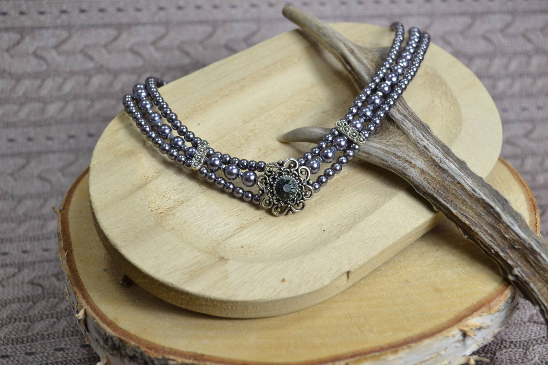Kurze Kette „Lori" in Anthrazit Kurze Kette „Lori" in Anthrazit von Herzlichaufgebrezelt