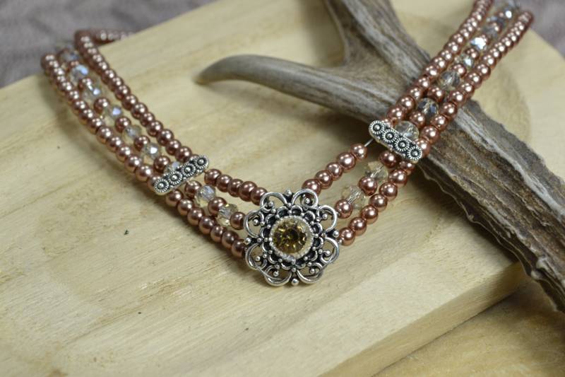 Kurze Kette „Lori" in Hellen Braun Kurze Kette „Lori" in Hellen Braun von Herzlichaufgebrezelt