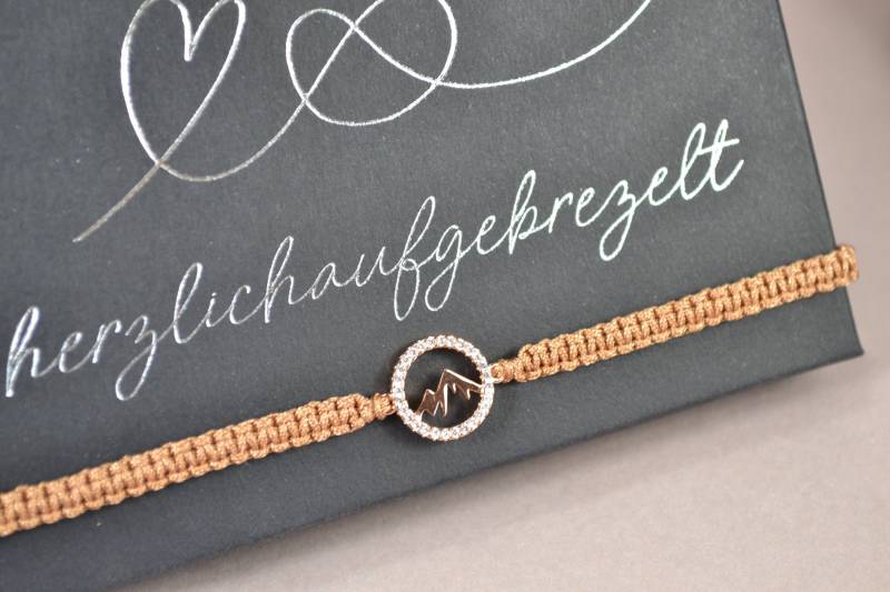 Makrameearmband „Glitzerberg" - Handgefertigt in Deiner Wunschfarbe Makrameearmband „Glitzerberg" - Handgefertigt in Deiner Wunschfarbe von Herzlichaufgebrezelt