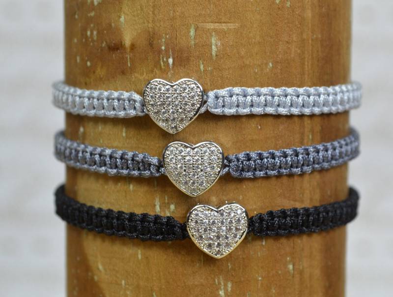 Makrameearmband „Glitzerkugel" - Handgefertigt in Deiner Wunschfarbe Makrameearmband „Glitzerkugel" - Handgefertigt in Deiner Wunschfarbe von Herzlichaufgebrezelt