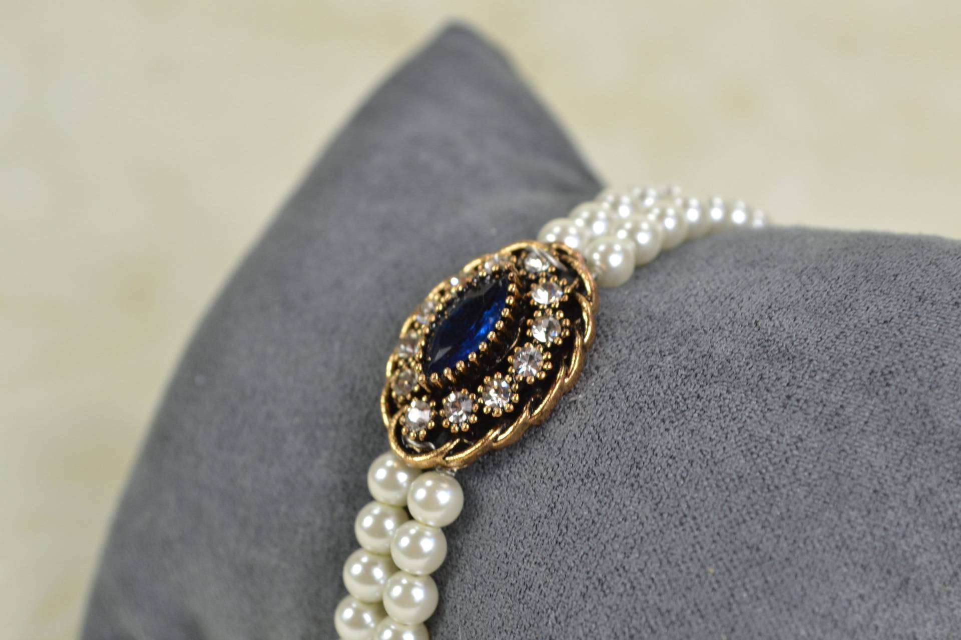 Perlenarmband Im Vintage-Look "Vintage Lover" - Grau Perlenarmband Im Vintage-Look "Vintage Lover" - Grau von Herzlichaufgebrezelt