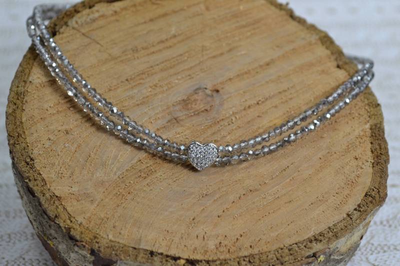 Perlenkette „Miniherz" - Zweireihig Glitzeriges Grau Perlenkette „Miniherz" - Zweireihig Glitzeriges Grau von Herzlichaufgebrezelt