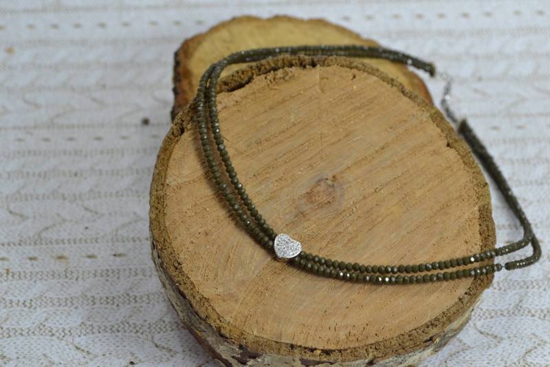 Perlenkette „Miniherz" - Zweireihig Moosiges Grün Perlenkette „Miniherz" - Zweireihig Moosiges Grün von Herzlichaufgebrezelt