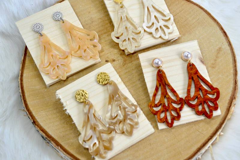 Resin-Ohrhänger „Lilie" Resin-Ohrhänger „Lilie" von Herzlichaufgebrezelt