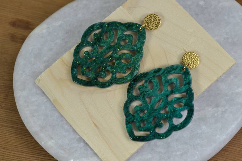 Resin-Ohrhänger "Ornament" - Glitzriges Tannengrün Resin-Ohrhänger "Ornament" - Glitzriges Tannengrün von Herzlichaufgebrezelt