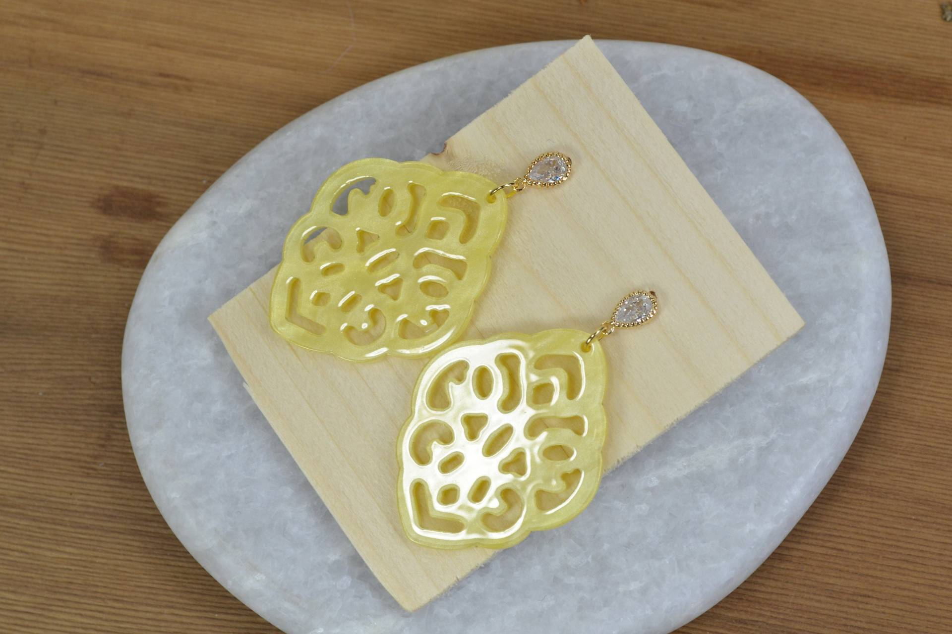 Resin-Ohrhänger "Ornament" - Leichtes Gelb Resin-Ohrhänger "Ornament" - Leichtes Gelb von Herzlichaufgebrezelt